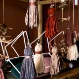 Si struttura su due piani: quello inferiore ospita il bar, quello superiore il ristorante. Quest�ultimo rimanda ai colori tipici del Paese delle Ande ed � decorato con souvenir di lana...